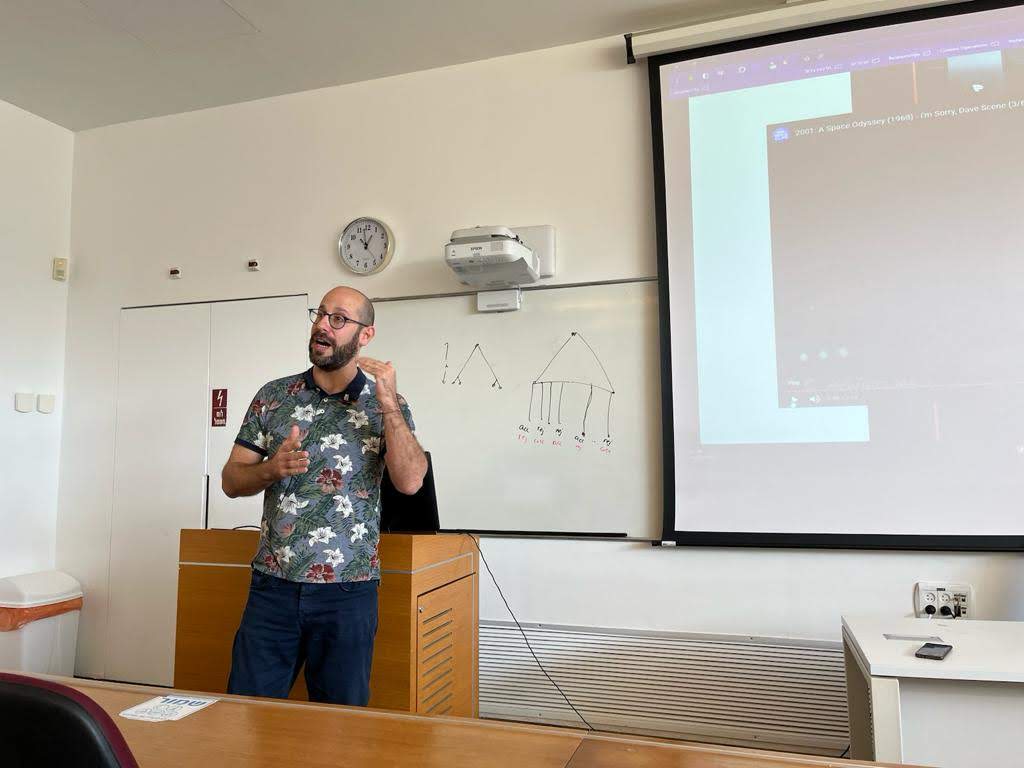 דני שקט מרצה בקמפוס אקדמי — סדנת AI